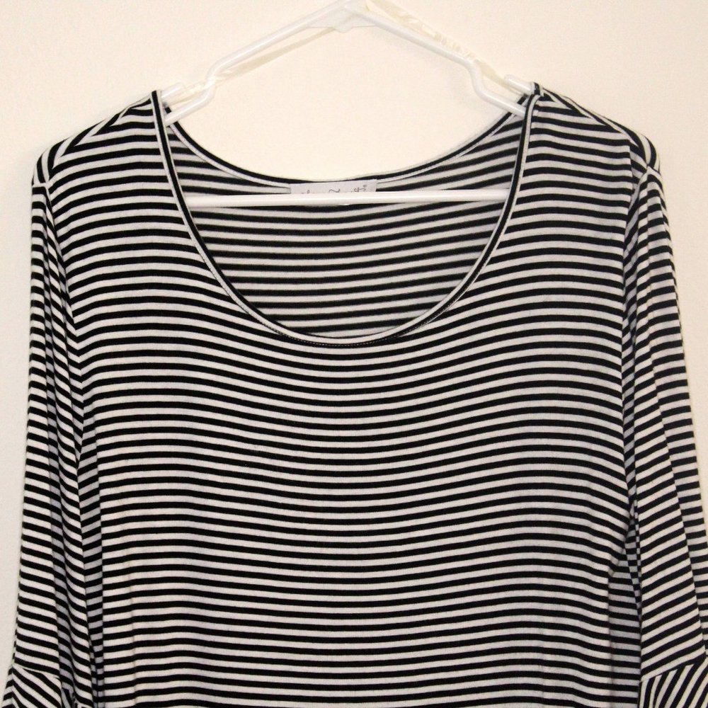 KEREN Hart Bell Sleeve Tunic Size M - Picture 2 of 15
